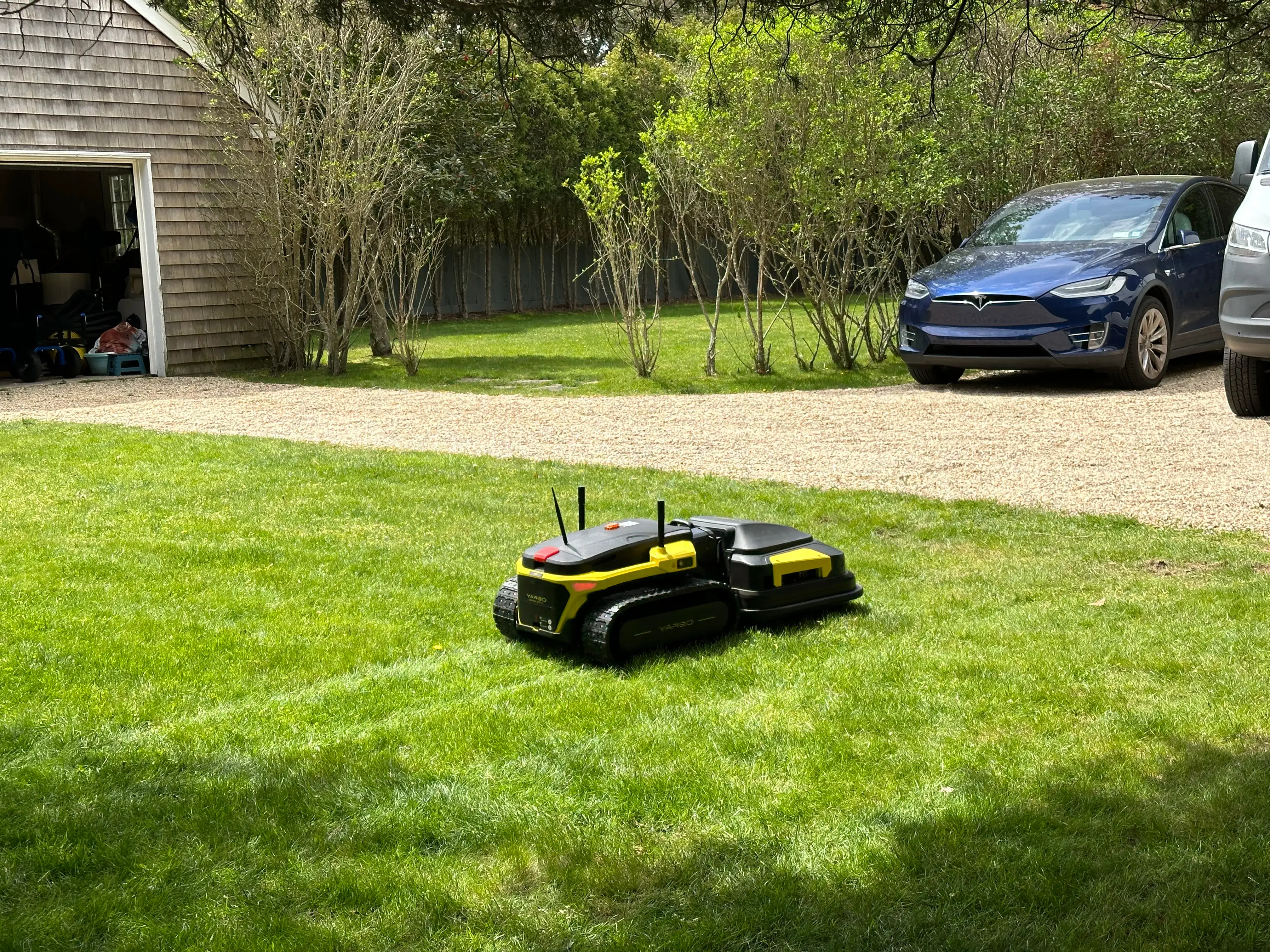 Yarbo Lawn Mower mowing the lawn