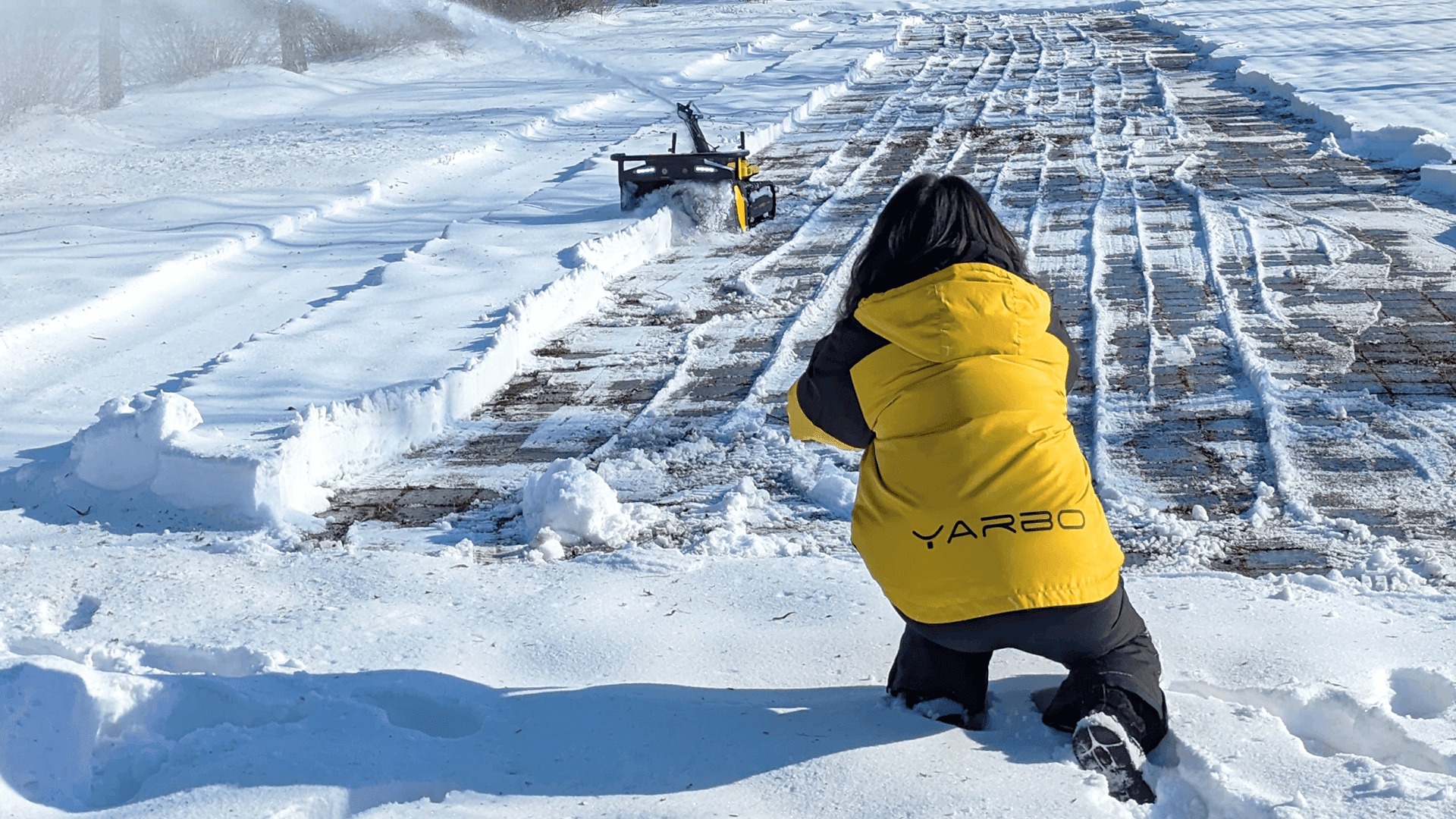 Yarbo snöröjer i vintermiljö