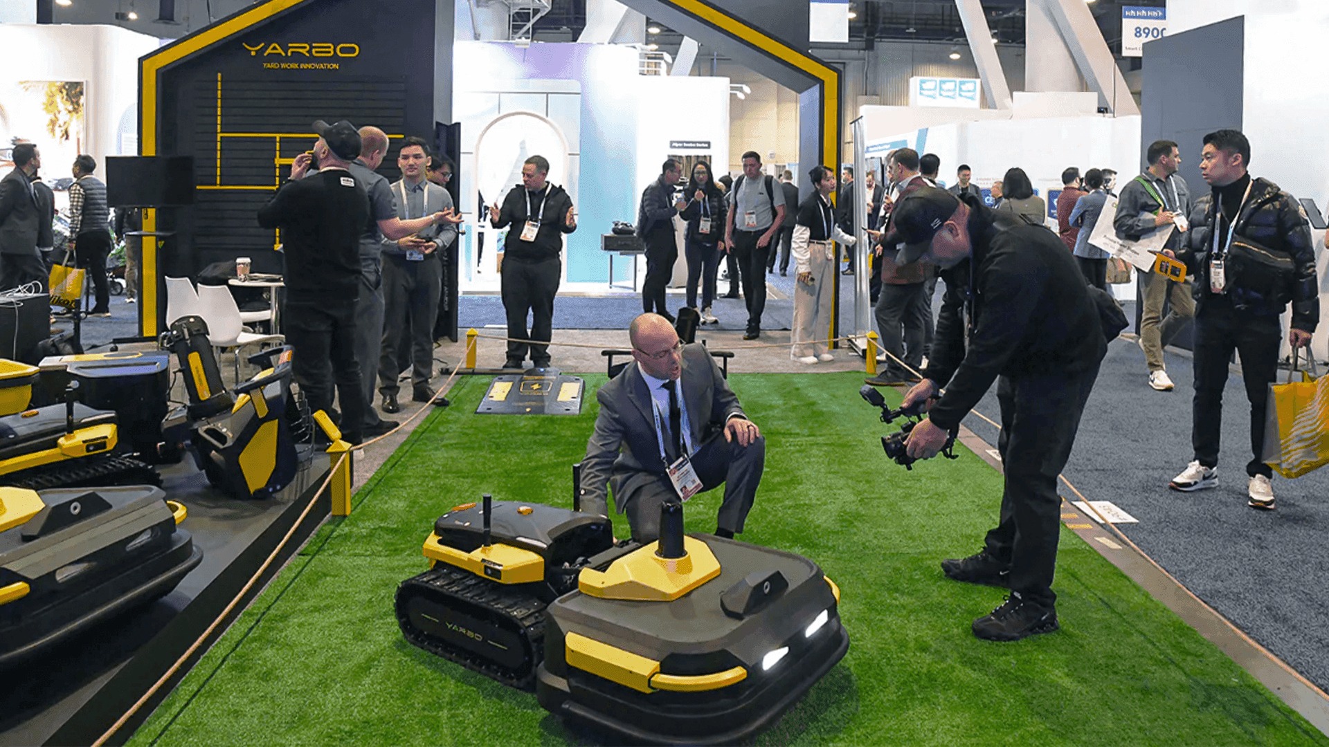 Yarbo på mässa och robotplattform i svart och gult